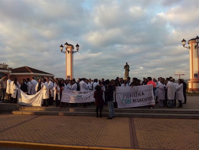 Médicos se concentran a las puertas del Hospital del Aljarafe