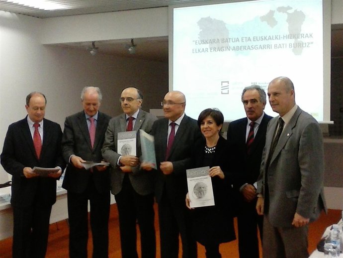 Los participantes en el acto de presentación del nuevo número de 'Hermes'