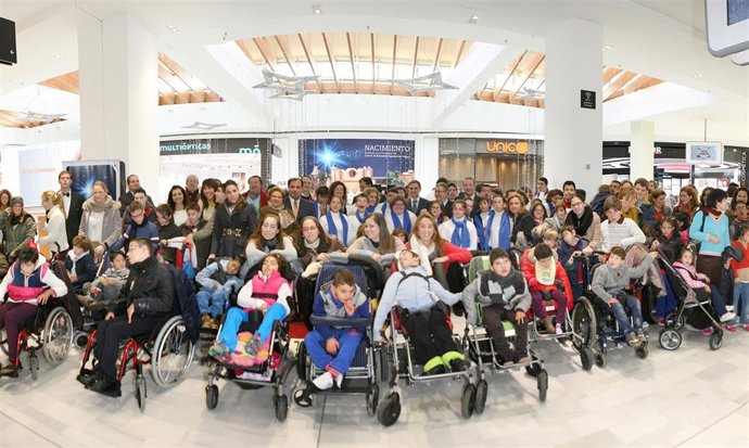 Jóvenes del centro San Pelayo y familiares junto al alcalde de Sevilla.