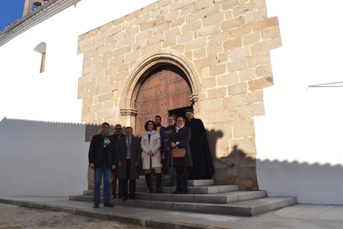 Lorite (izda.) ante la entrada de la iglesia