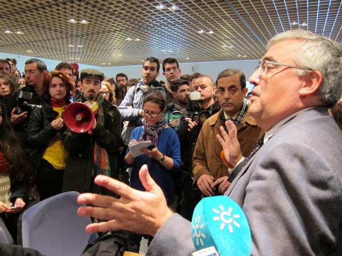 Momento en el que el rector de US se dirige a alumnos tras aplazar el Claustro