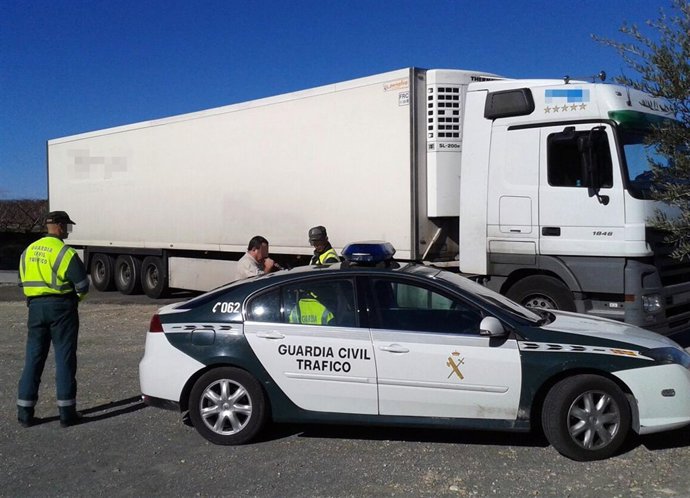 El camionero interceptado, realizando la prueba de alcoholemia