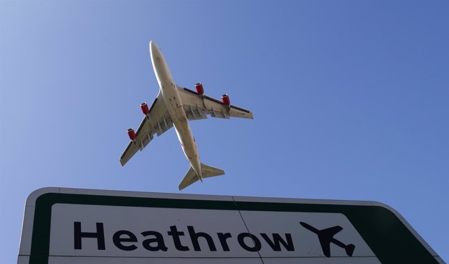 Un avión despega del aeropuerto de Heathrow. En Londres 