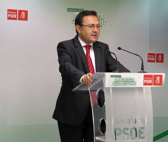 Miguel Ángel Heredia PSOE diputado secretario en rueda de prensa en Málaga