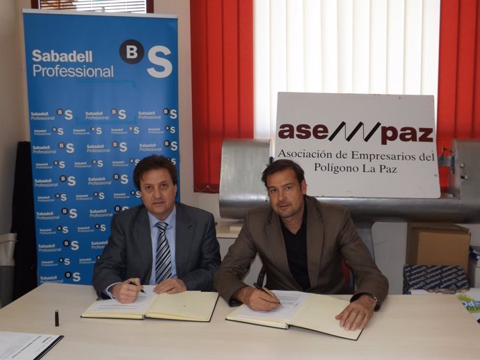 Firma de convenio entre Banco Sabadell y ASEMPAZ.