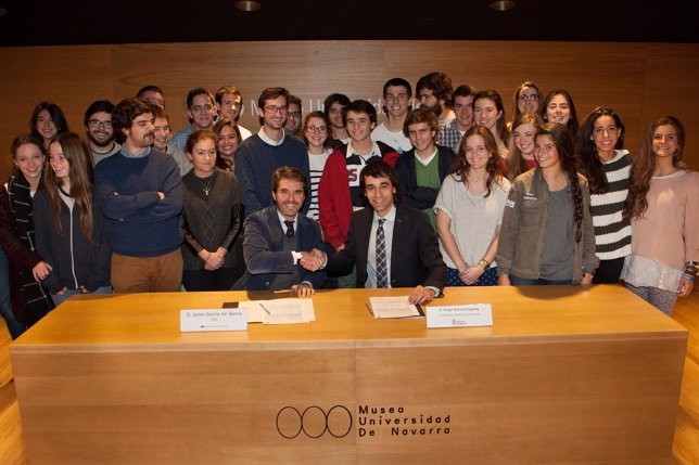 Firma del acuerdo entre el Museo Universidad de Navarra y Carné Joven