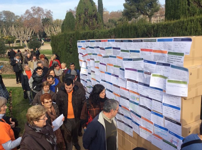 Momento del acto tras la confección del muro de mensajes