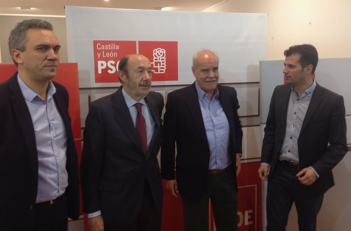 Pérez Rubalcaba, antes de participar en el acto del PSOE de Portillo