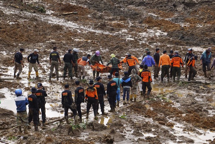 Trabajadores de rescate trasladan un cadáver tras un deslave en Indonesia