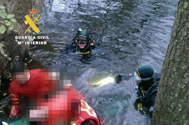 Rescate del cadáver en el río Nela