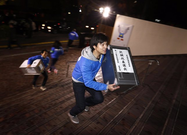 Oficiales electorales transportan papeletas en las elecciones de Japón 2014