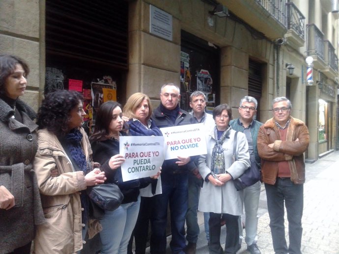 Covite coloca una placa por las víctimas en San Sebastián