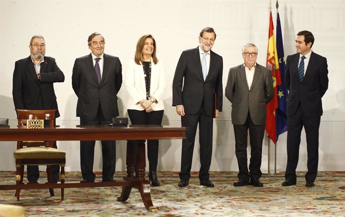 Rajoy y Fátima Báñez con los agentes sociales en Moncloa