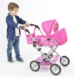 Niño con un carrito rosa