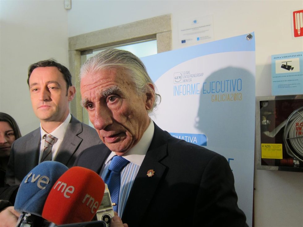 El presidente de la CEG, Fernández Alvariño (1º plano), y el director del Igape
