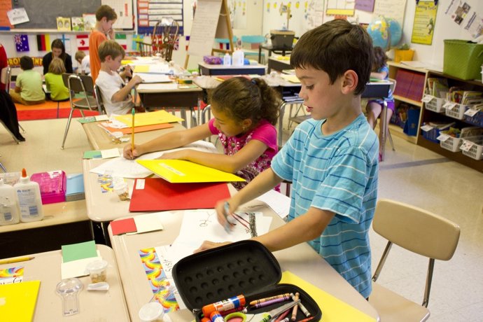 Clase, niños en clase, escuela, colegio