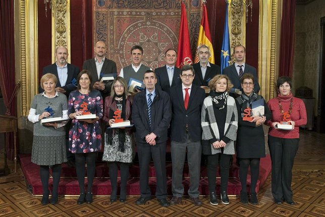 Iribas, junto con el personal directivo de los centros reconocidos.