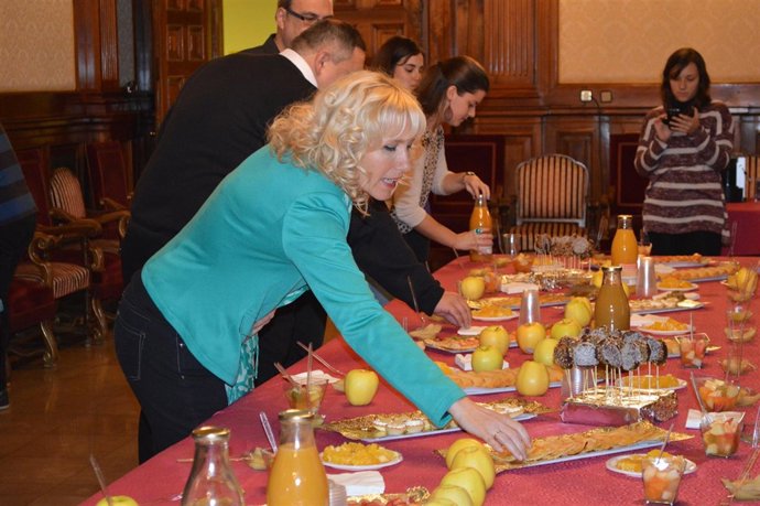 Agro. La Subdelegada Del Gobierno En Lleida Pide Mayor Consumo De Fruta Para Apo