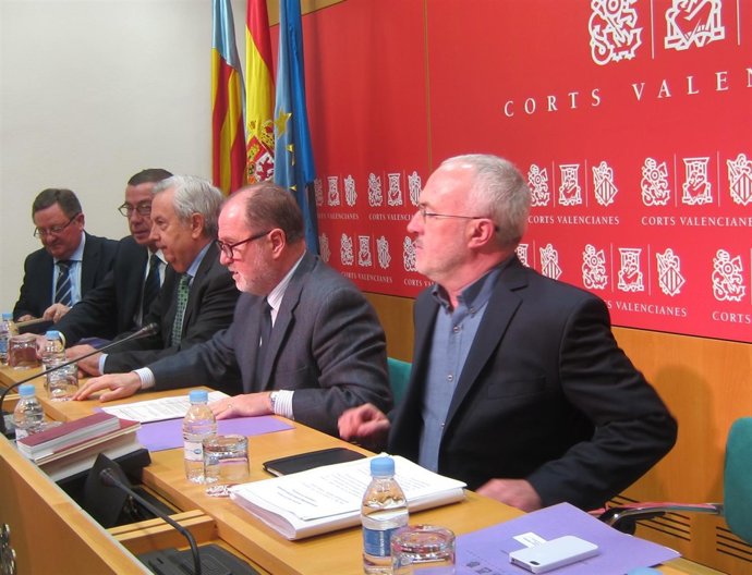 Antonio Montiel, en primer plano, en la Comisión de Peticiones