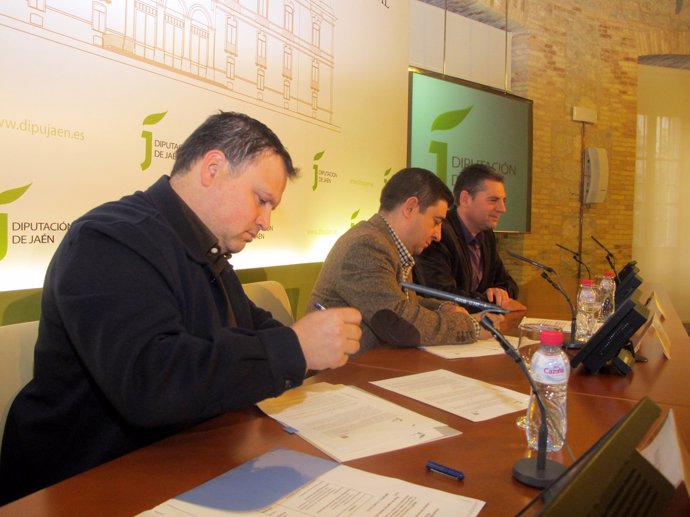 Perea y Reyes firman el convenio sobre telecentros en presencia de Ángel Vera.