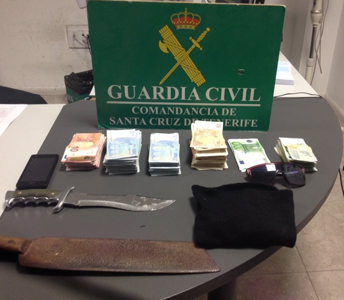 Cuchillo y dinero requisado por la Guardia Civil