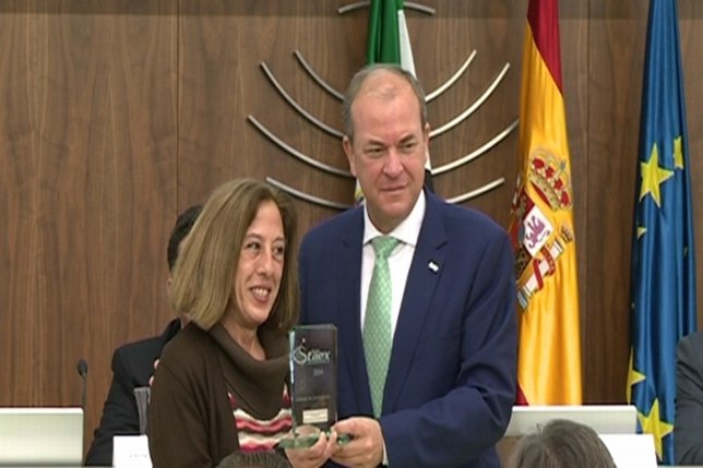 Monago con una de las premiadas
