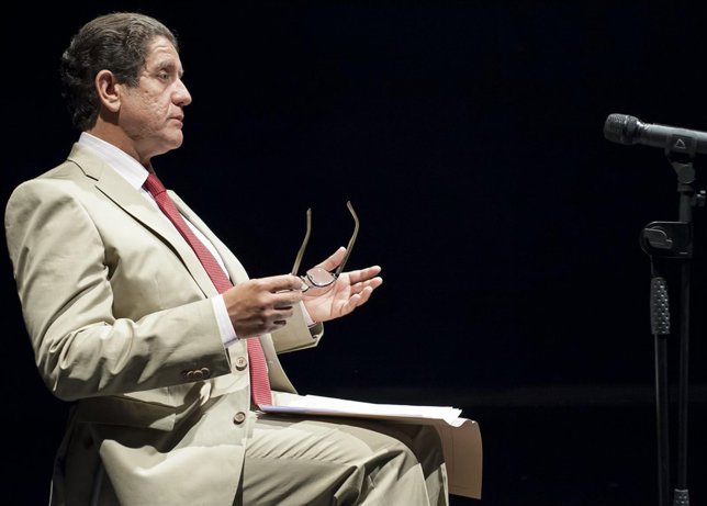 El actor Pedro Casablanc interpetando a Bárcenas en la obra 'Ruz-Bárcenas'