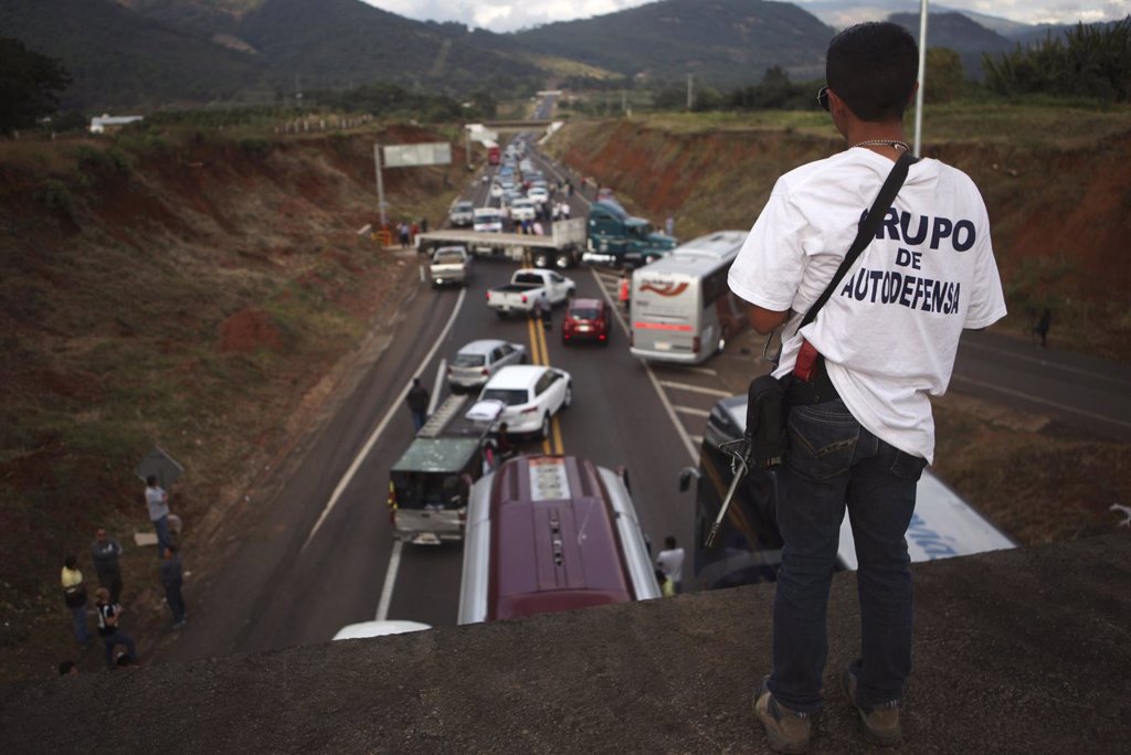 Bloquean carreteras contra la violencia del narcotráfico en Michoacán