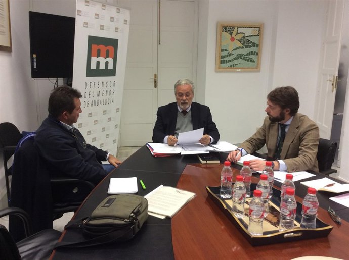 Maeztu (centro) y Santiago (izda.) durante la reunión