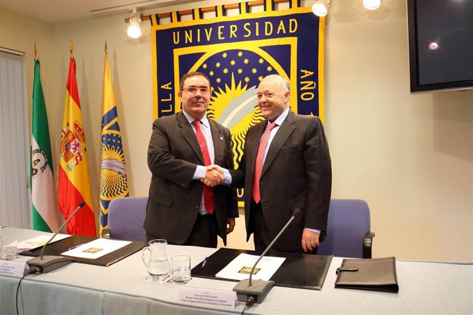 Firma de convenio entre la UPO y el Colegio de Registradores