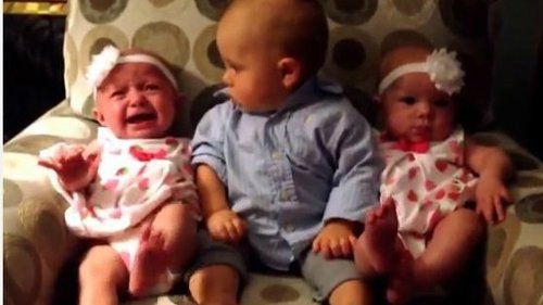 Un bebé alucina al ver a dos niños gemelos