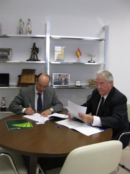 Fernández y Carreto durante la firma