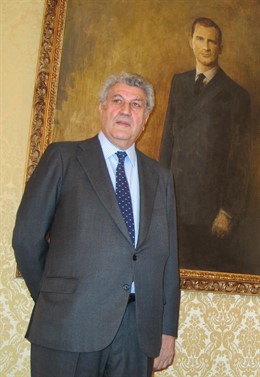 Posadas junto al retrato del Rey Felipe VI