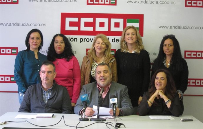 Secretario de sanidad CCOO, Rafael Domínguez, con representantes sindicales