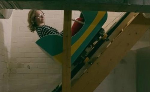 Construyen una montaña rusa para enseñar una casa