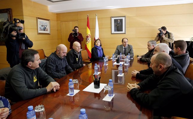 El presidente de Cantabria con el comité de empresa de Sniace