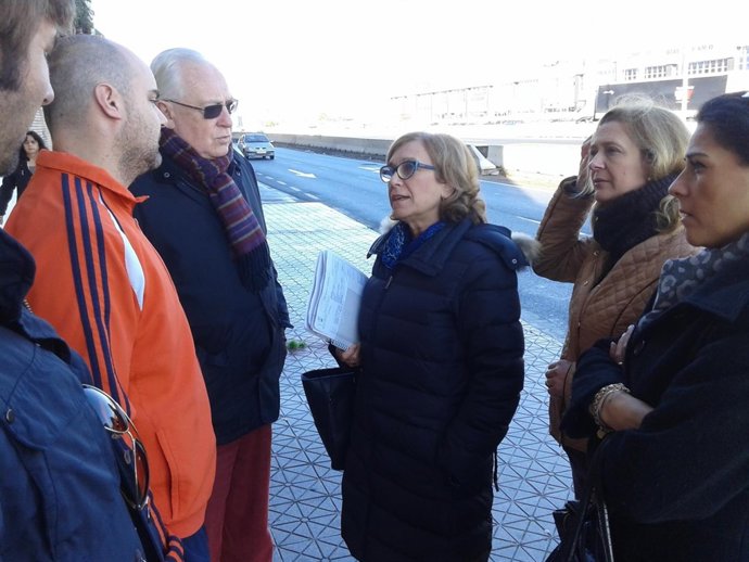 La presidenta del PP de Alcalá de Guadaíra junto a vecinos.