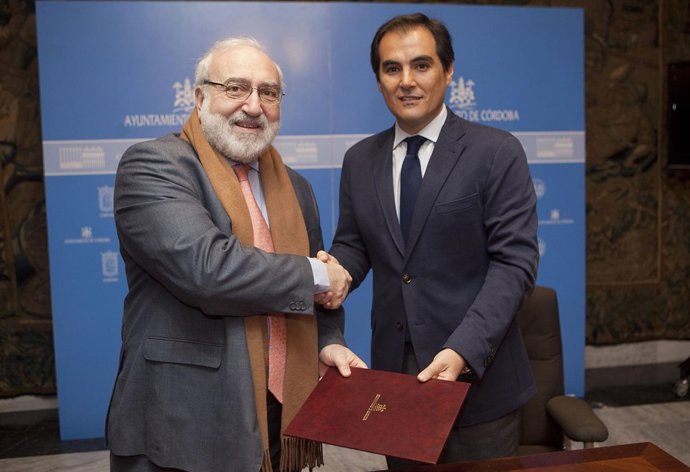 Bayón y Nieto se dan la mano tras la firma