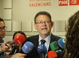 Ximo Puig atendiendo a los medios de comunicación 
