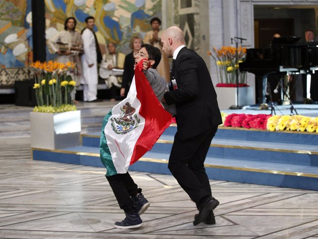 Un joven irrumpe con la bandera de México en la entrega del Nobel de la Paz