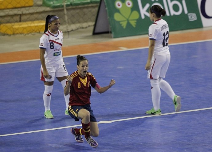 Patricia Gonzalez celebra su gol contra Costa Rica