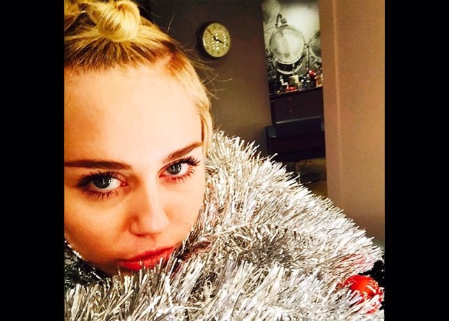 Miley Cyrus sale del hospital y se viste cual árbol de Navidad
