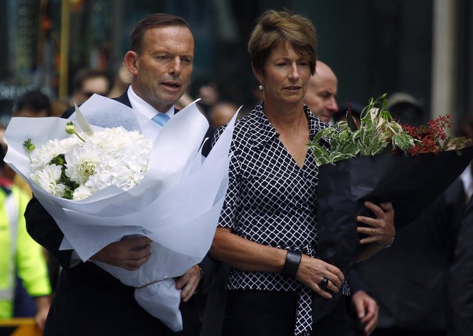 Tony Abbott deposita flores por víctimas del secuestro