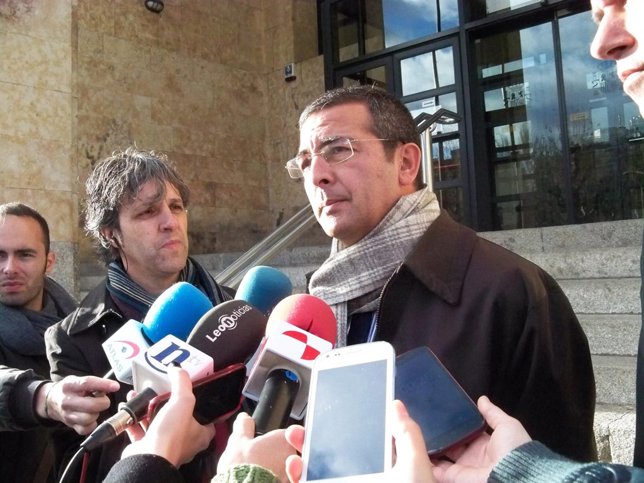  Fermín Guerrero, A Su Salida De Los Juzgados De León.