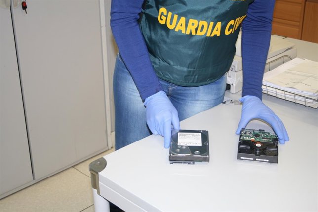 Una agente exhibe dos de los discos.