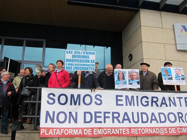 Protestas de los emigrantes retornados en Santiago de compostela