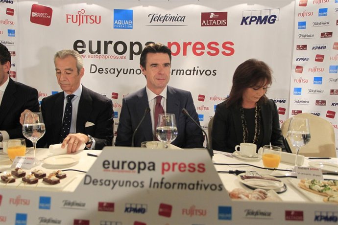 José Manuel Soria en los Desayunos de Europa Press