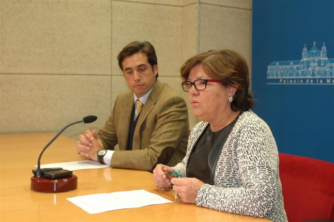 Sánchez interviene junto a Blanco en la rueda de prensa