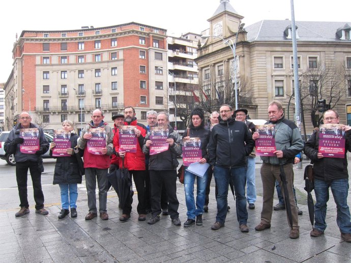 Representantes de Sortu frente a la Delegación del Gobierno en Navarra