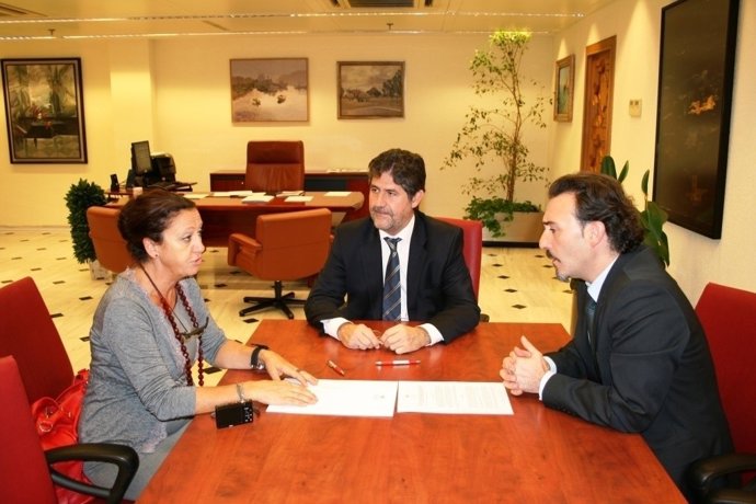 Cañadilla (centro) y Chounavalle (izda.), durante la firma